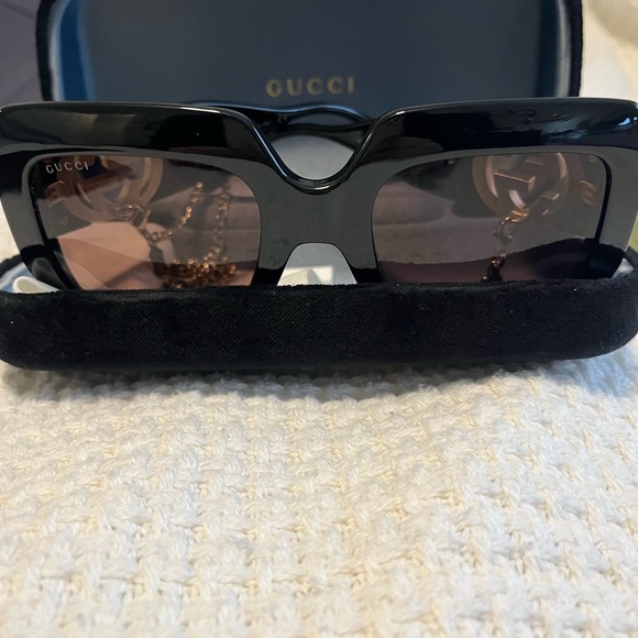 Gucci Rectangular sunglasses with chain - Picture 11 of 16